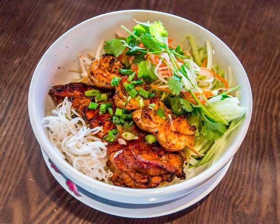V5. Spring rolls vermicelli (Bun cha gio)
