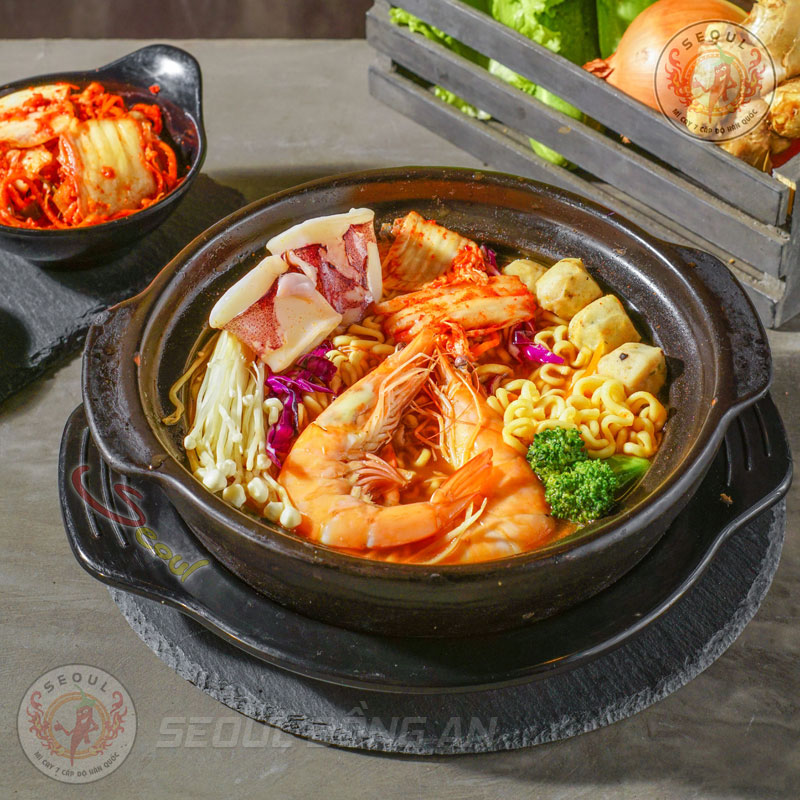 25.. Spicy Noodles Soup Served