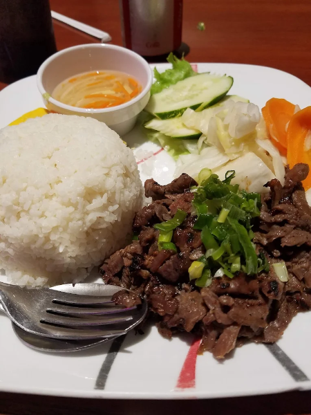 R2. Grills Beef with Steamed Rice