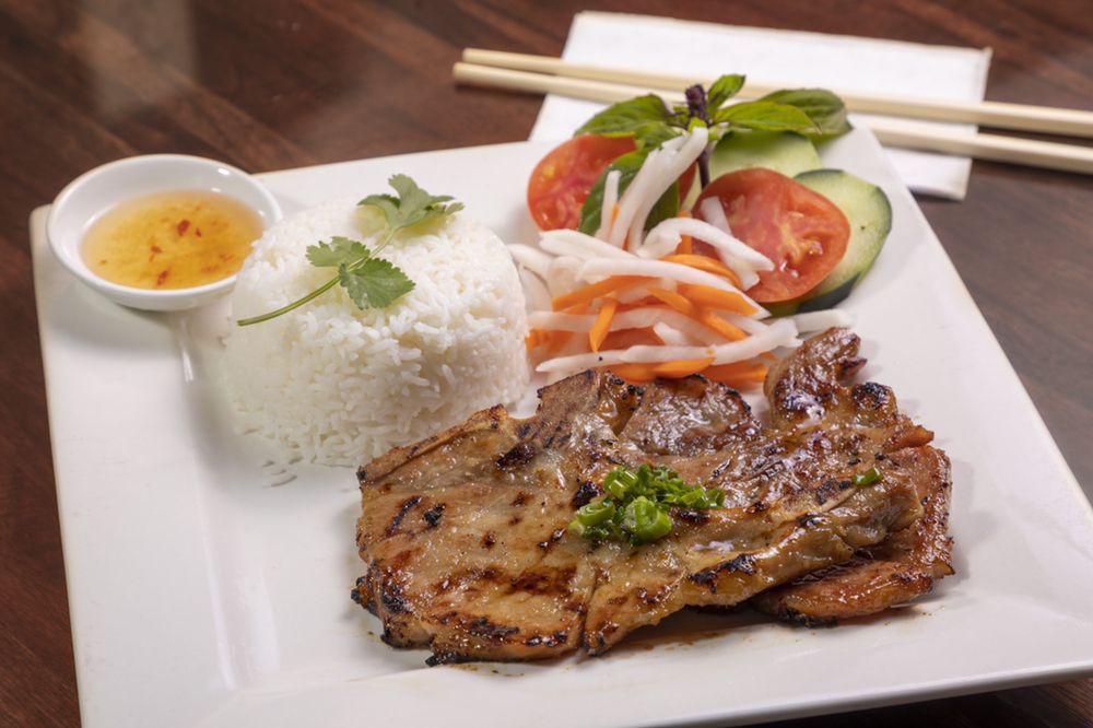 C 05. Grilled Pork Chop Broken Rice Dish / Com Tam Suon Nuong