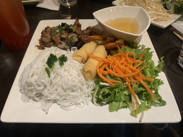 B9.. Bun Dac Biet/Vermicelli with grilled Pork, Shrimps and Egg roll