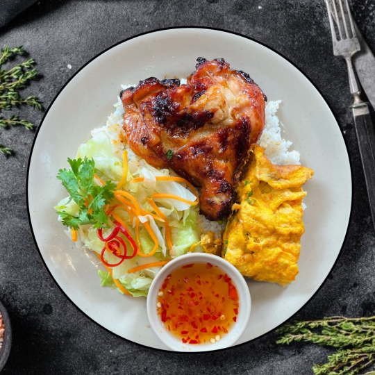 C20. Satay Grill Chicken & Eggroll