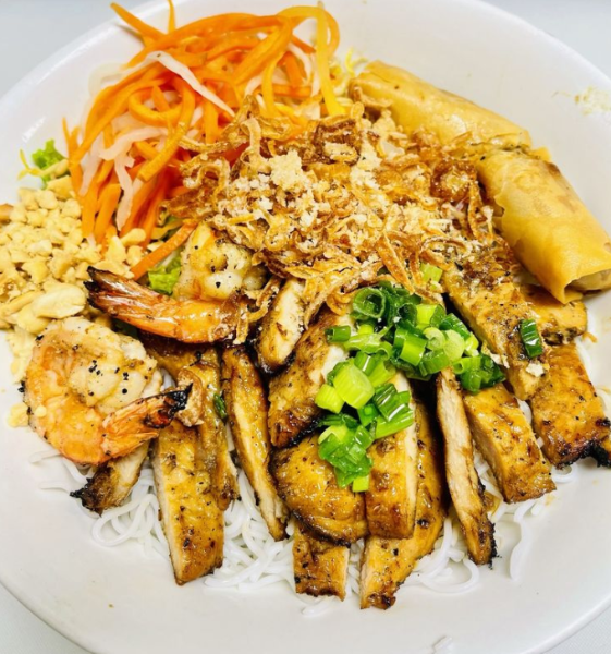 B6. Bun Đac Biet Ga (Ga Nuong, Tom, Cha Gio)