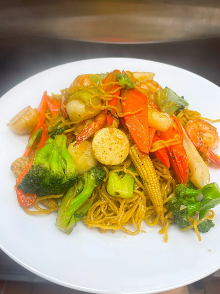 N2. Seafood Stir Fried Egg Noodles (Mi Xao Mem Hai San)